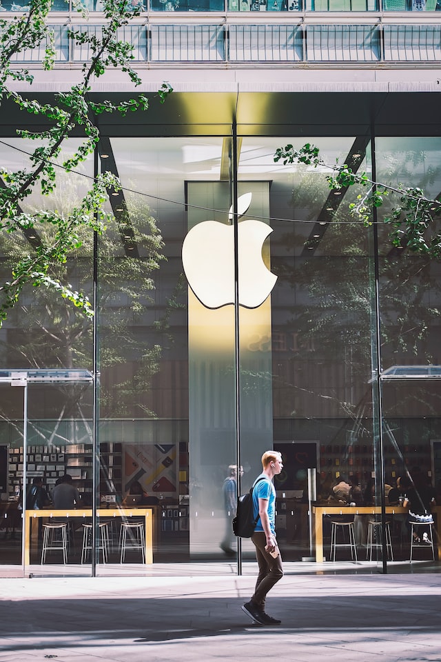 apple shop outside