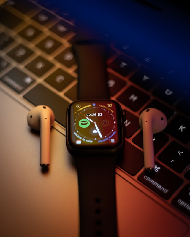 apple watch with headphones on the macbook