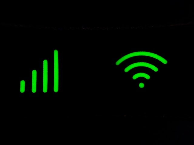 green wifi sigh on the black screen