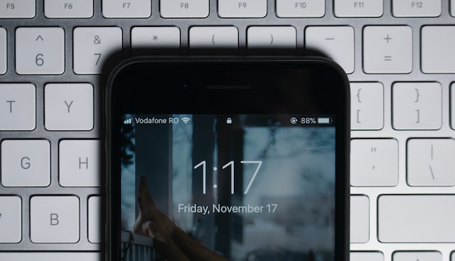 iphone 7 on the macbook keyboard